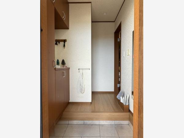 玄関にはコの字のシューズボックスがございます