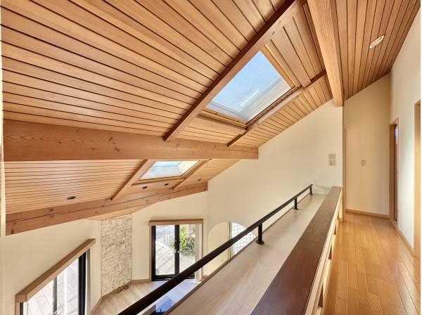 木目デザインが素敵な勾配天井