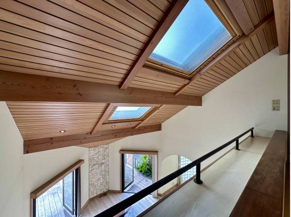 リビング上部は吹抜けていて、トップライトから暖かい光が差し込みます