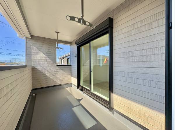 陽光が差込むバルコニー、洗濯物も気持ちよさそうにそよぎます