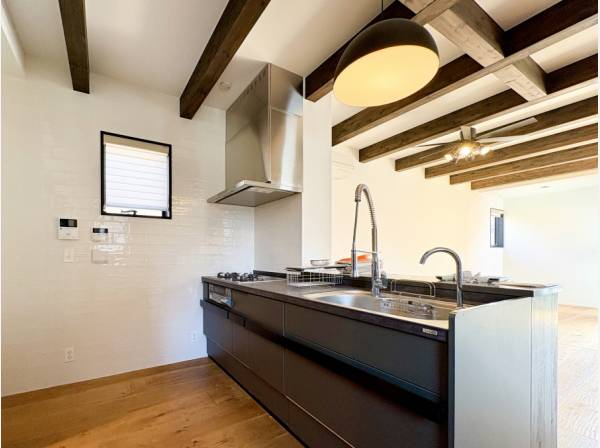 シックなペニンシュラ型キッチン 背面には大型パントリーを完備