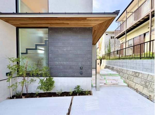玄関回りにソリドを採用しておりダークトーンのコントラストが美しいです
