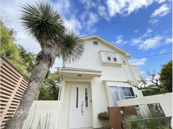 植栽が飾られた可愛らしいアプローチ