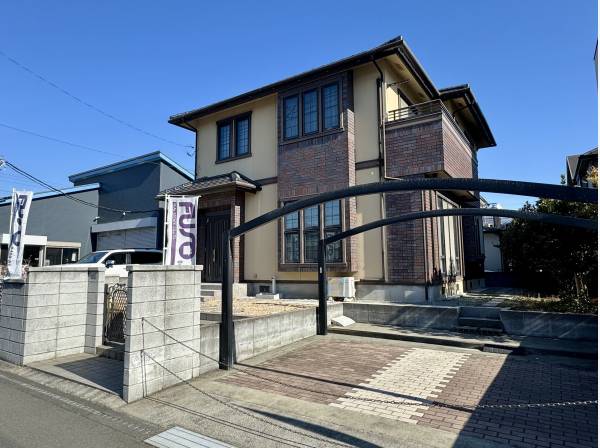 重厚感と端正さを併せ持つ外観。年月を重ねても色褪せない住まい。