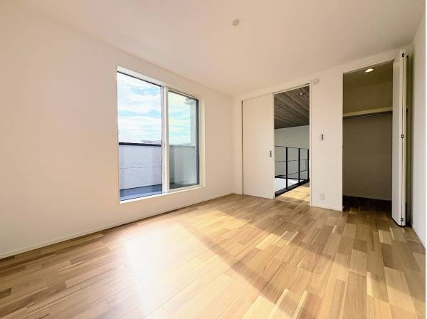 日当たりの良い約6.9帖の主寝室