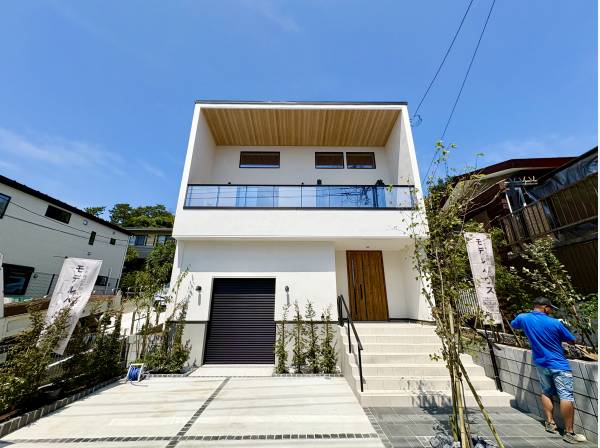 ミニガレージ付きの湘南らしい白基調の住宅