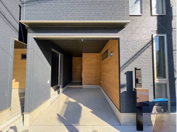 雨の日に濡れずに車に乗り降りできるインナーガレージ