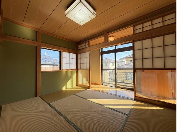 2階には6帖の和室が2部屋。旅館に来たようなお部屋になってます。