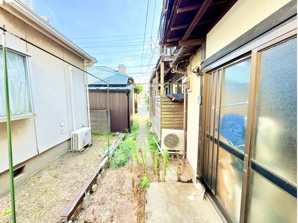 建物横の通路部分　海岸まで近くマリンスポーツ好きの方にも