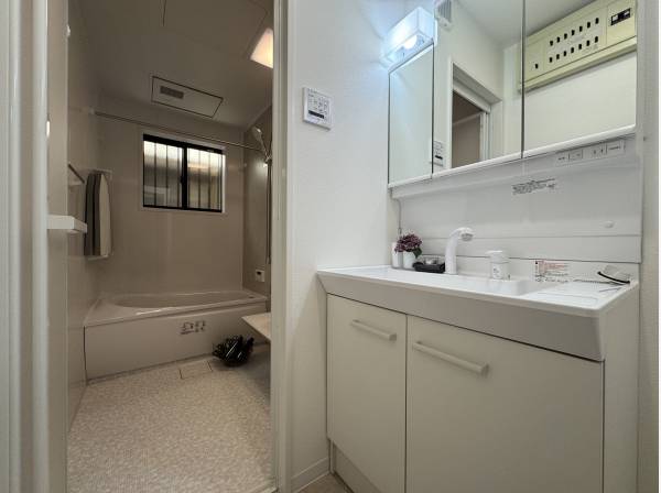 朝の準備もスムーズに。清潔感あふれる広々としたパウダールーム