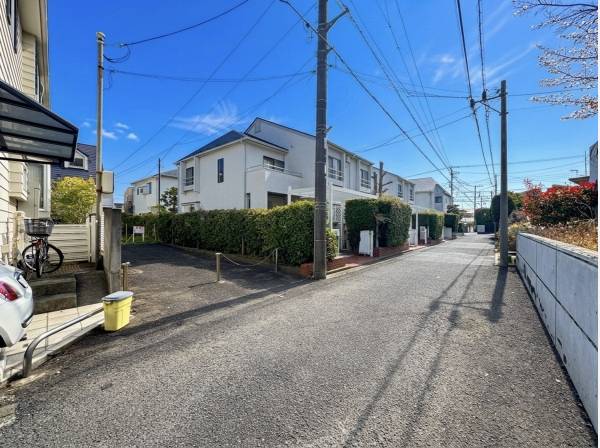 前面道路もゆとりがあり、安心感のある街並みです。