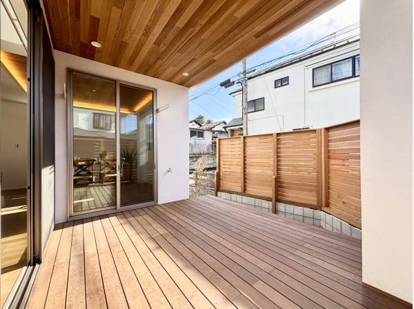リビングからくつろげるウッドデッキスペース