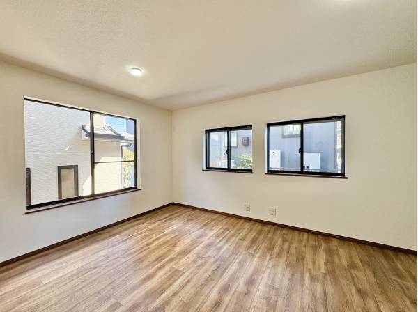 2面採光で陽光がお部屋の全体に届きます