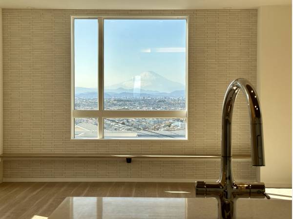 料理をしながら富士山を望む日常