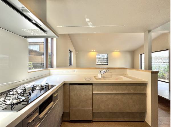 料理が映えるL型キッチン。明るく開放感のある配置です。