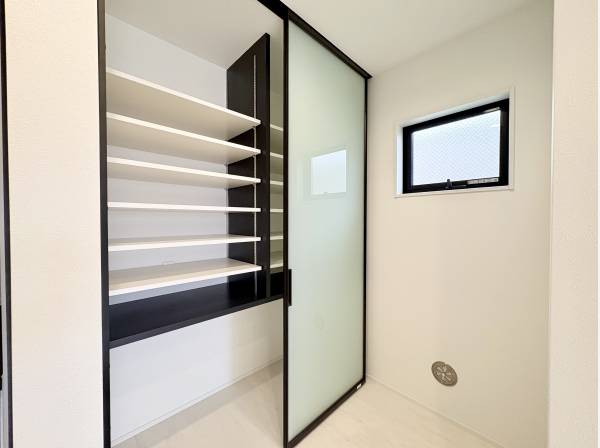 キッチン横の収納。ガラス張りでお洒落です