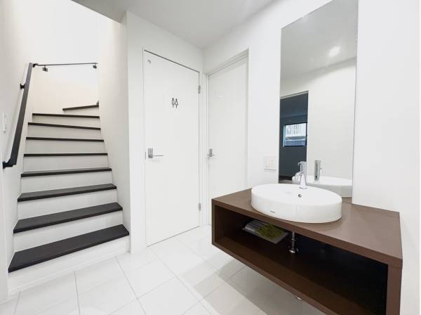 ゆったりとした広さの玄関ホールには独立洗面台を完備