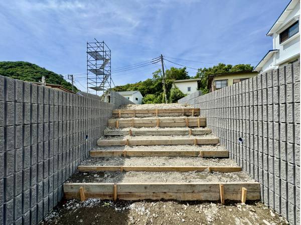 幅の広い階段の先が敷地です