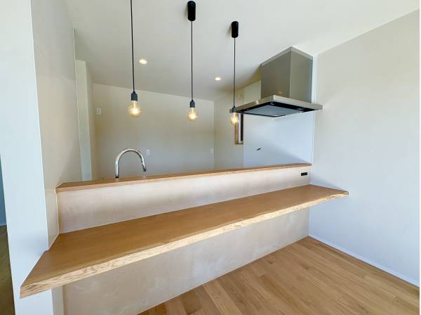 キッチン前には自然素材のカウンターボード付き
