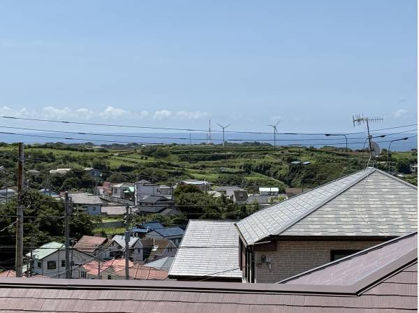 ルーフバルコニーからの眺望！三浦の豊かな緑と相模湾の景色