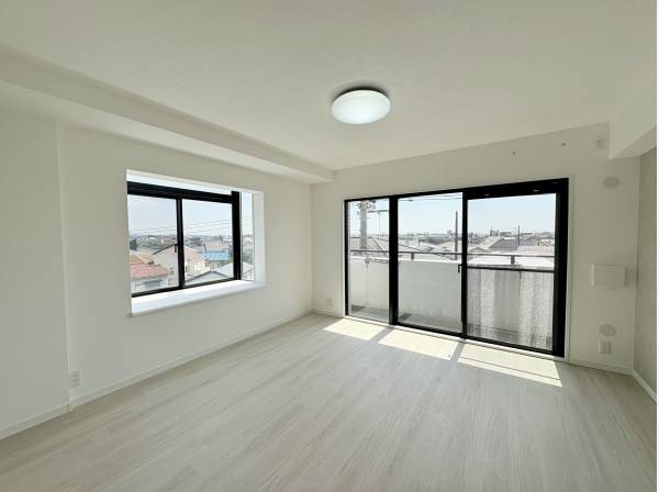 洋室の一室は角部屋で日当たり良好です