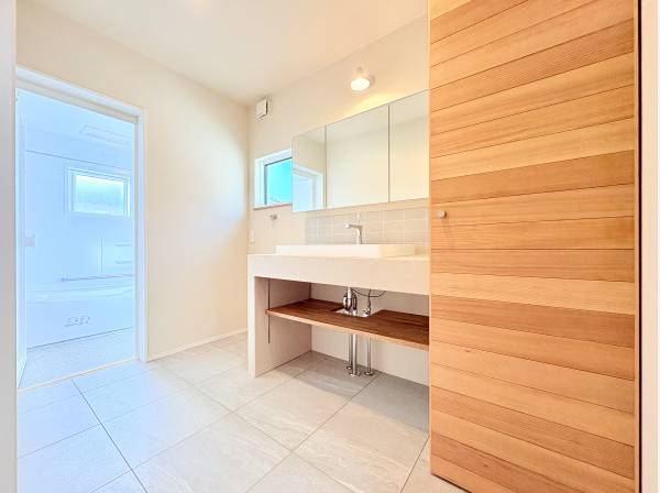 清潔感と温かさのあるサニタリールーム