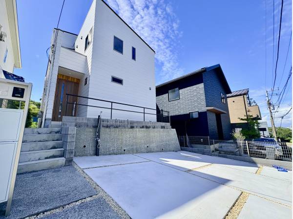 片瀬山の高台に佇む、白を基調とした外観