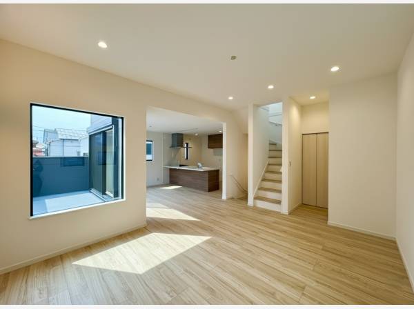 大きな窓が備わるため開放感を感じる室内