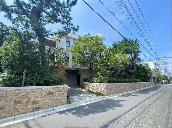空の青さと植栽のコントラストが美しいエントランス