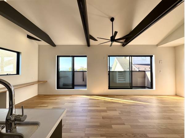 窓も多く明るいリビング