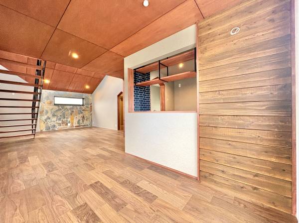 ダイニングスペースは木の温もりを感じます。