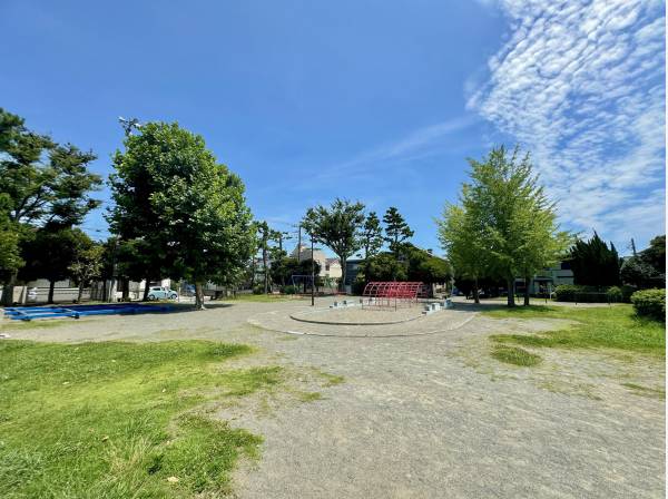 小塚公園まで徒歩3分（約200m）