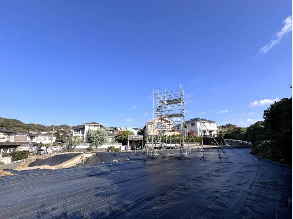 緑と空に囲まれた開放的な南ひな壇地 