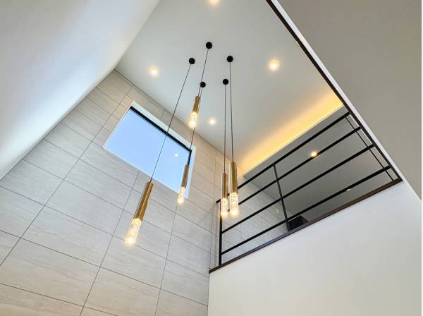 玄関とリビングを繋ぐエレガントな吹抜け