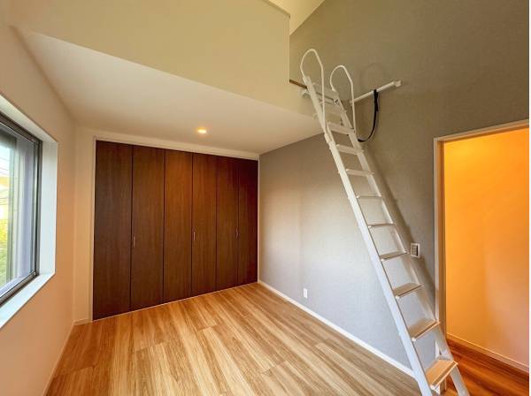 ２階、ロフト付きの寝室。