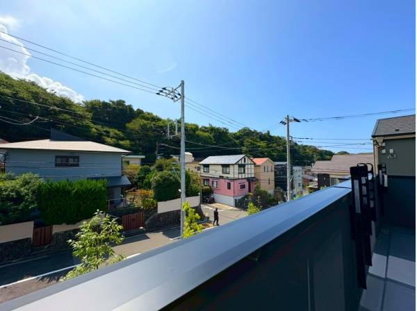 バルコニーからは四季折々に移ろう山々を望みます