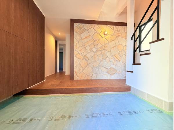 オシャレな広々玄関は収納たっぷり