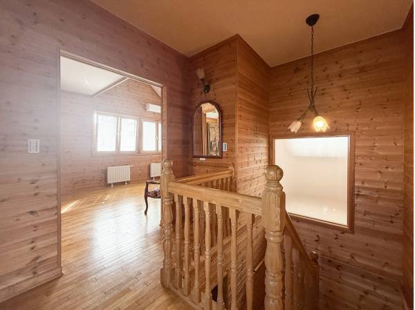 木の温かみ溢れる空間に陽光がサンサンと降り注ぎます