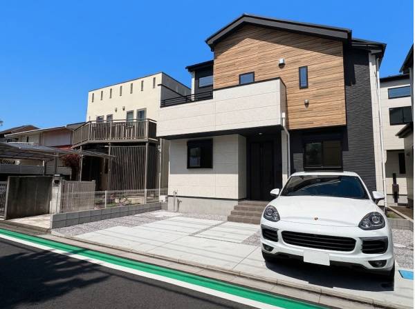 広く南に向いた家は燦々と陽を浴び、カースペースも車種によっては３台可