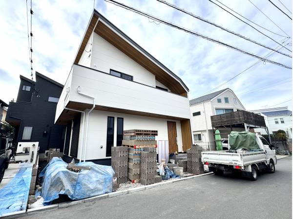 斜めの屋根がスタイリッシュなデザイン
