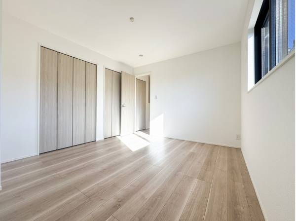 空間にゆとりを生むダブル収納を備えた約7帖の洋室