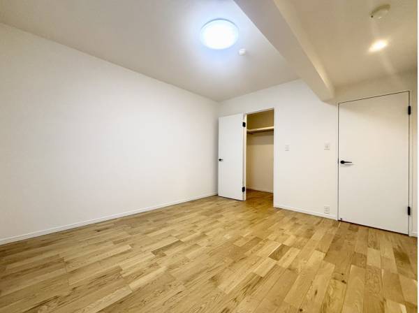 約8.5帖の広々とした洋室