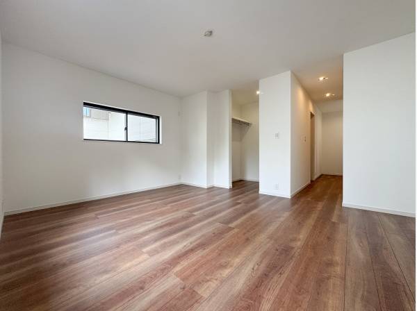 大容量のWICが完備された約11帖の主寝室