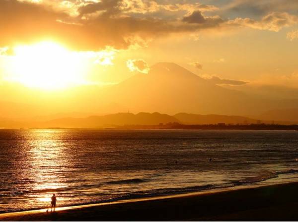 海岸からは富士山越しに夕景が望めます。