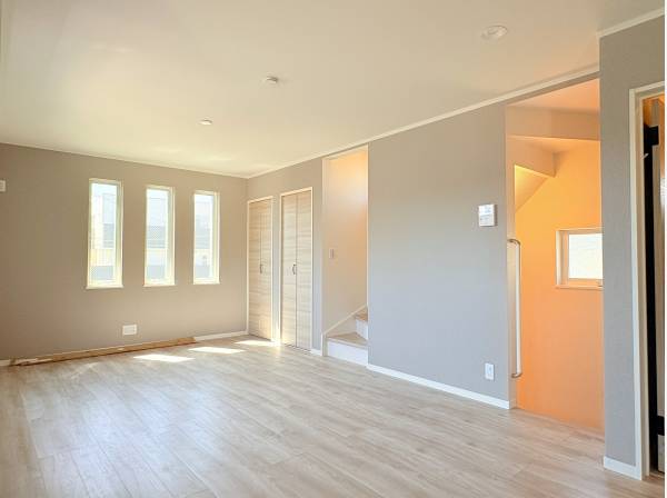 スタイリッシュなスリット窓から降り注ぐ自然光