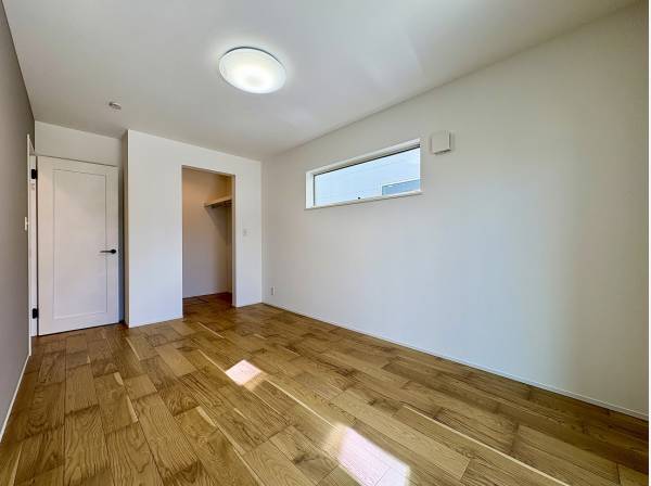 ウォークインクローゼットを備えた主寝室