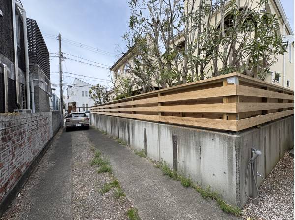 エントランスで敷地から道路側を見ています