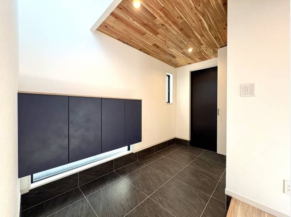 ゆったりとした吹き抜け玄関スペースは収納たっぷり