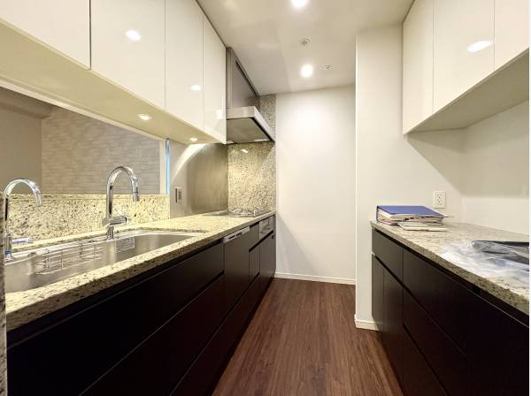 カップボード付きで収納たっぷりのキッチン