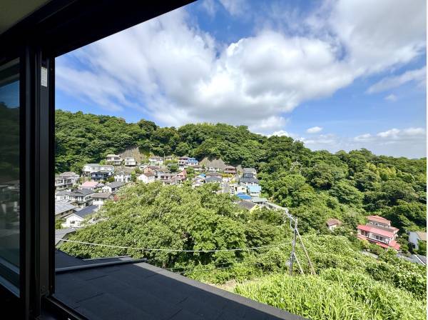 住宅街の向こうまで緑が続く気持ちの良い眺望